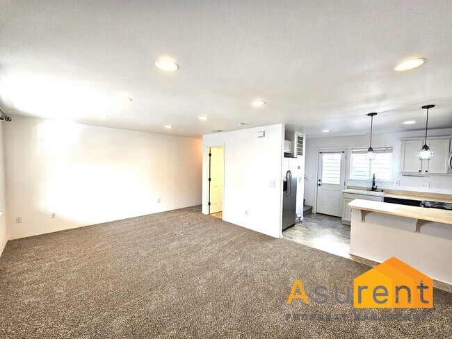 Building Photo - White City Town Home Available NOW
