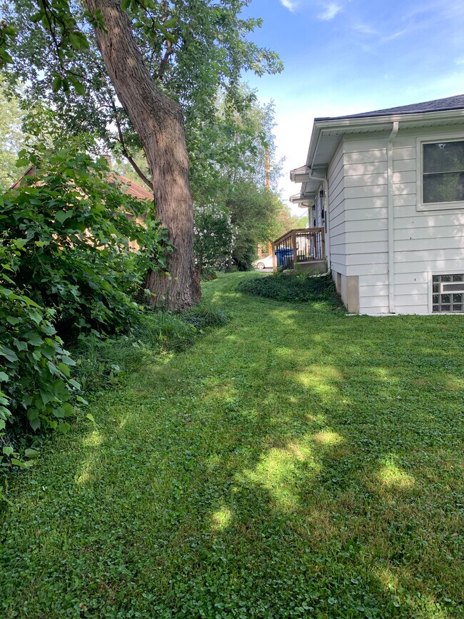 Building Photo - 2105 De Hoop Ave