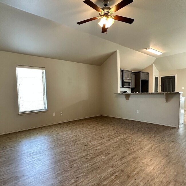 Building Photo - Pre-Leasing for June 2025! - 4 Bedroom Hom...
