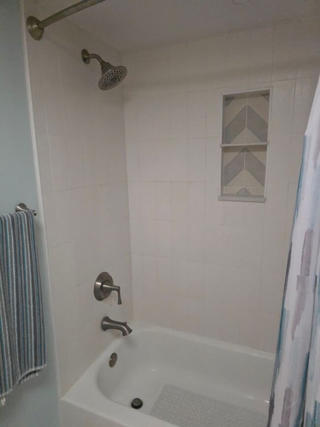 Building Photo - 1 Bed 1 Bath Near Downtown
