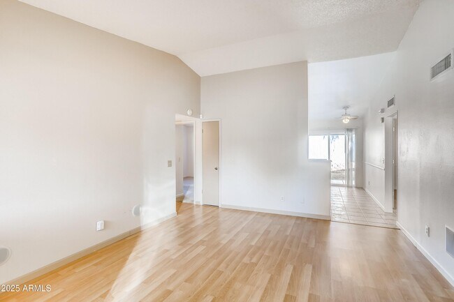 Foto del edificio - 510 E Sequoia Dr