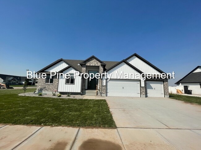 Building Photo - 4754 Thunder Dr