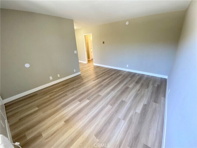 Building Photo - 5853 Greenleaf Ave