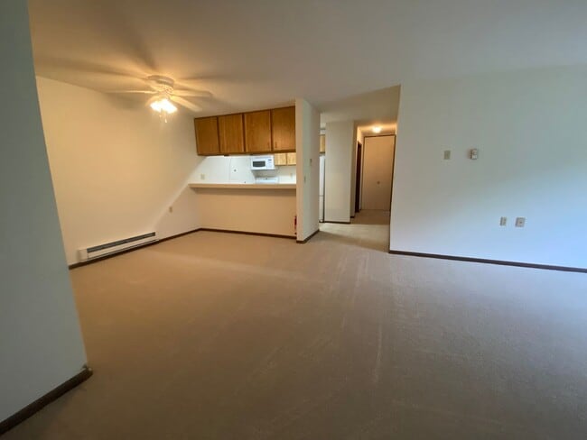 Building Photo - Spacious 2 bed 1.5 bathroom Condominium