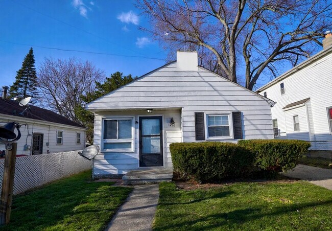 Foto del edificio - Cozy 2BR Home in Flint with Central AC, Washer/Dryer & Pet-Friendly for Only $800/Month!