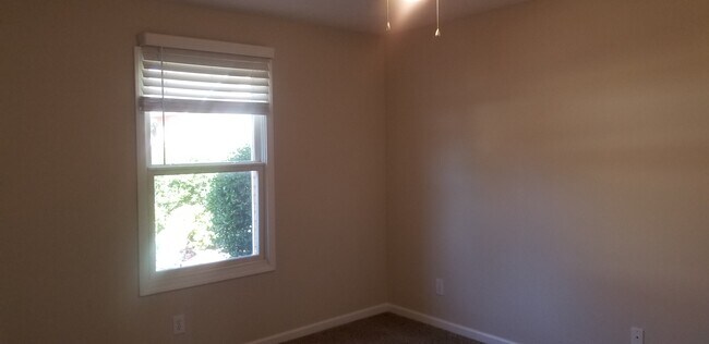 Front bedroom - 146 Creekwood Way