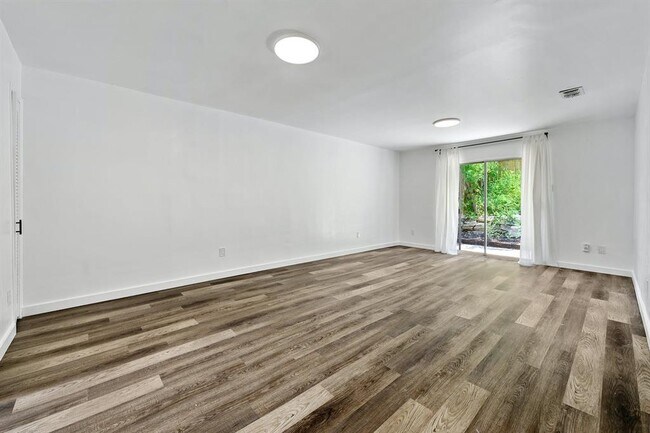 Foto del edificio - 1706 Elmhurst Dr