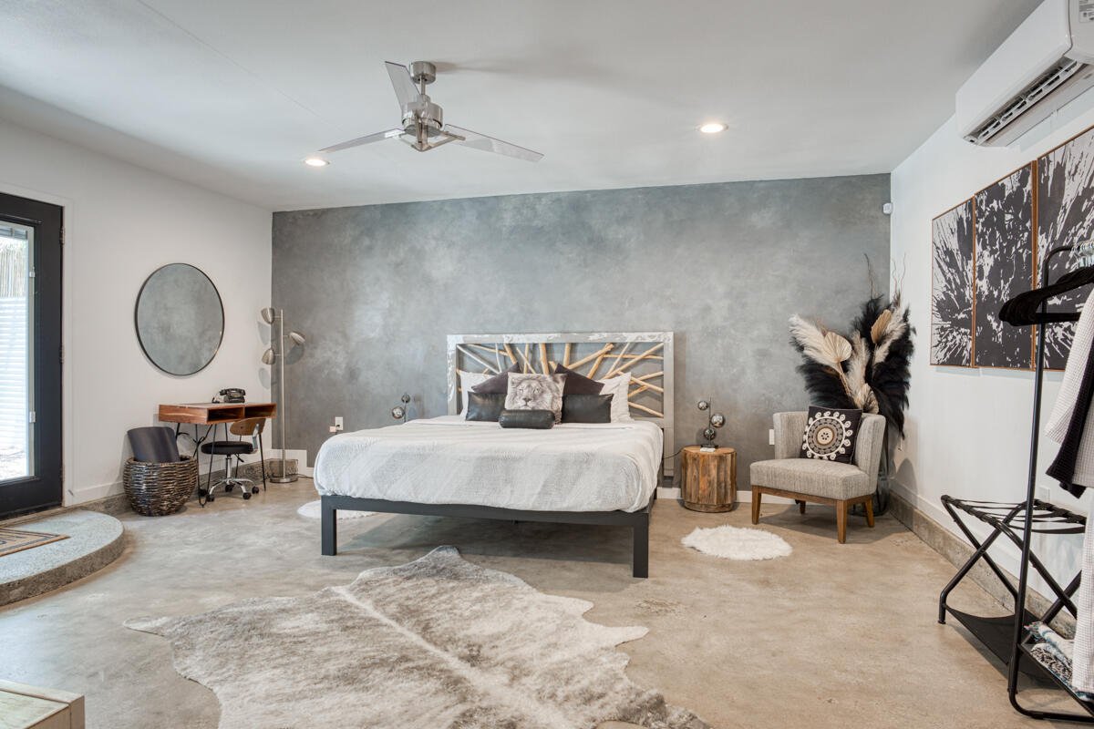 Primary Photo - 61589 El Reposo St