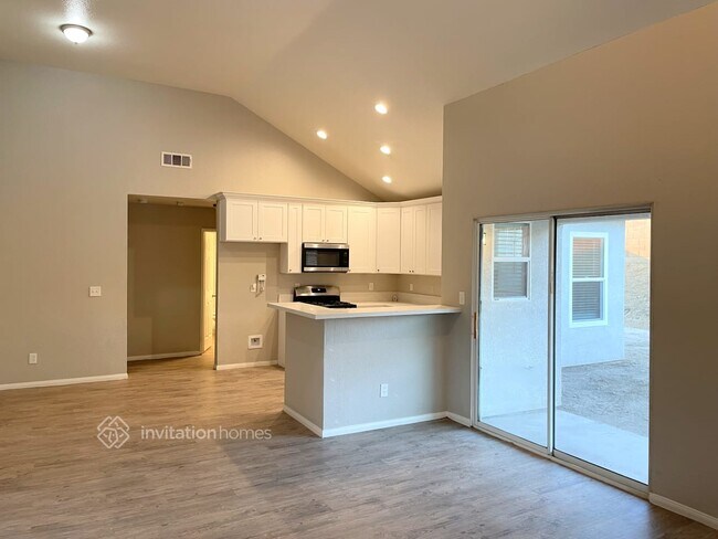 Building Photo - 2705 Sunset Ln