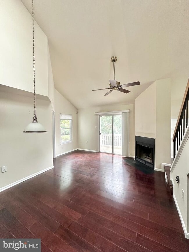 Building Photo - Lovely 2 level condo