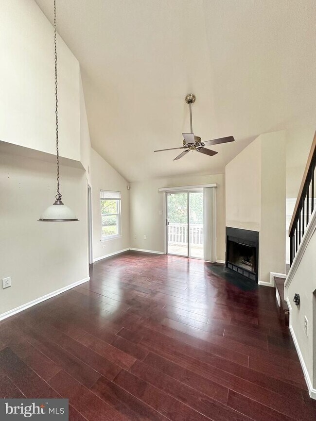 Foto del edificio - Lovely 2 level condo