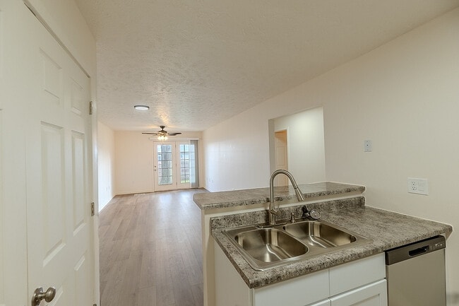 Cocina con vistas a la sala de estar - Huntley Ridge
