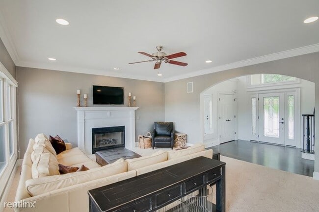 Building Photo - 17819 Peninsula Club Dr N