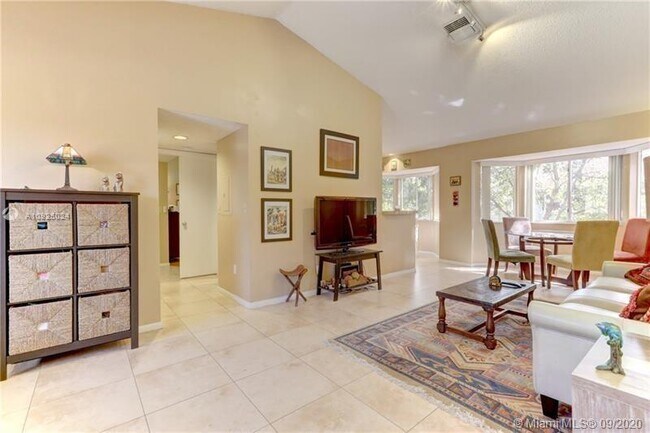 Building Photo - 982 NW 93rd Ave