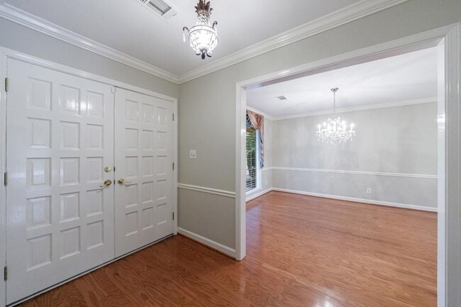 Building Photo - 585 W Crossville Rd