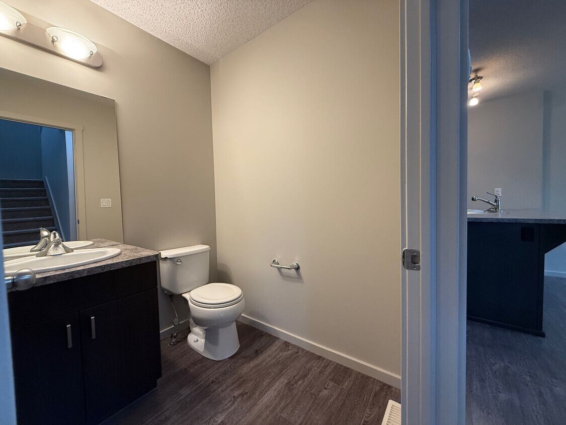 Building Photo - 0 Bed 0 Bath Unit in Edmonton, AB