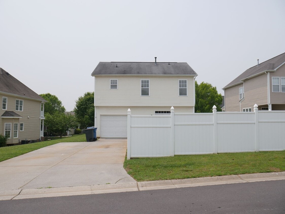 Foto del edificio - 220 Bridgewater Dr