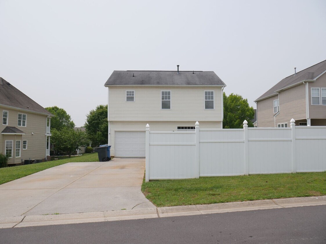 Building Photo - 220 Bridgewater Drive