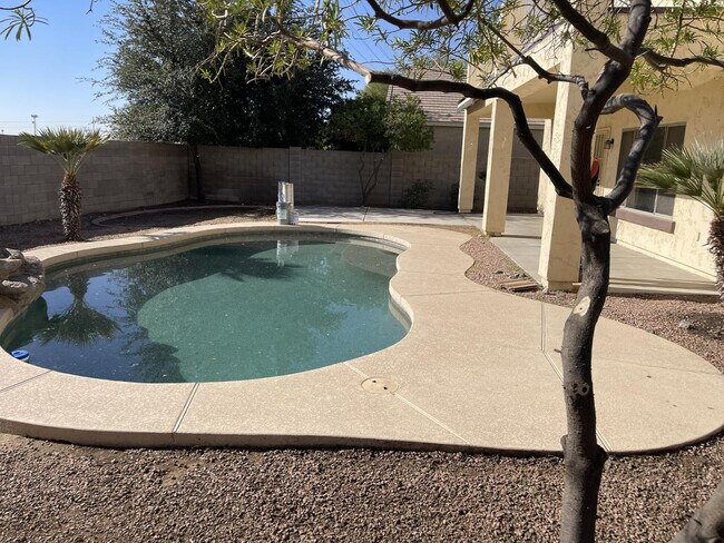 Foto del edificio - 24155 W Desert Bloom St