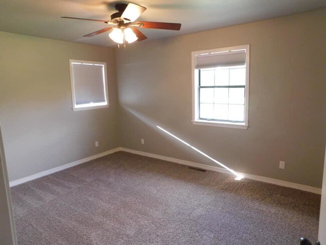 Building Photo - 3607 W Lakeview Dr