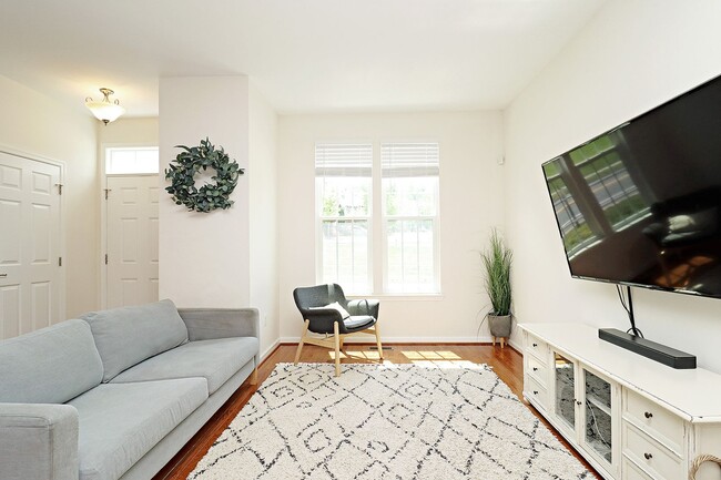 Foto del edificio - Pavilions at Pantops Townhome With Garage