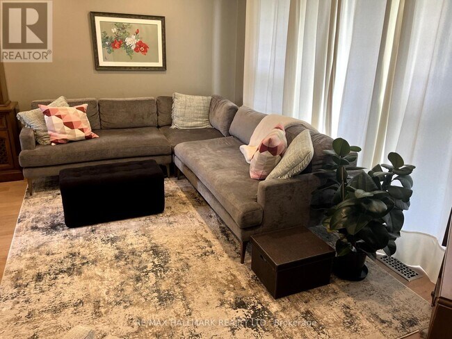 Building Photo - 448 Loretta Crescent