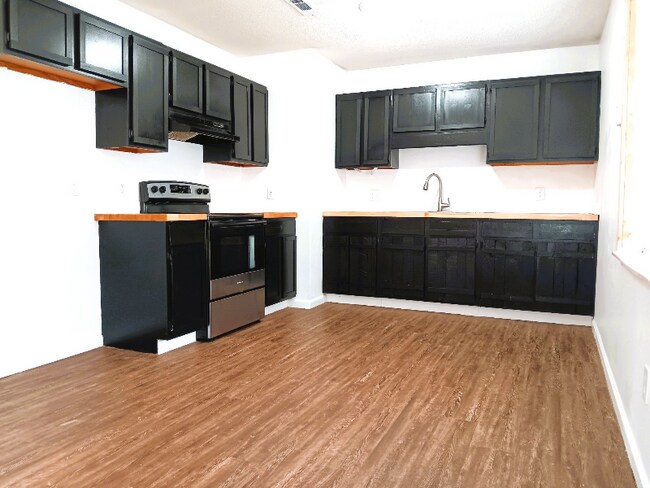 Foto del edificio - 252 Sanders Rd