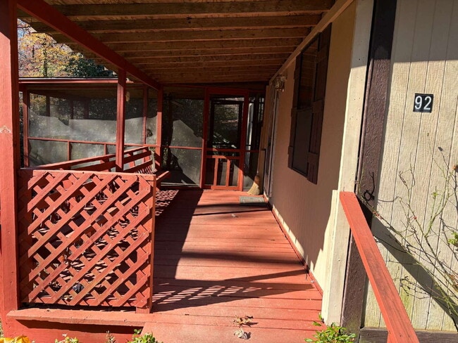 Building Photo - "Charming 3-Bedroom with 2 Full Baths in H...