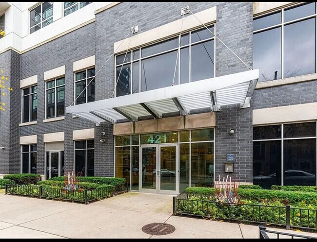 Building Photo - 421 W Huron St