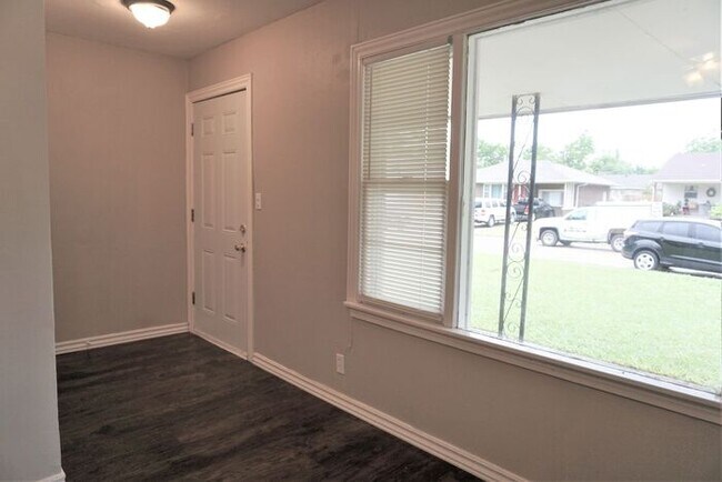 Foto del edificio - 3 Bed 2 Bath 1 Car Garage -The Village NW OKC