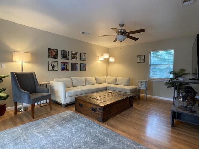 Building Photo - 3206 Locke Ln