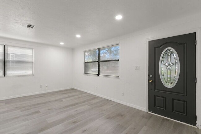 Building Photo - NEWLY RENOVATED Home For Rent in St Petersburg!