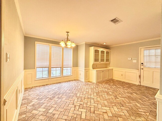 Building Photo - 3 Bedroom House located off Burbank near S...