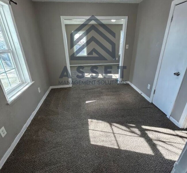 Building Photo - Spacious 3 Bedroom House