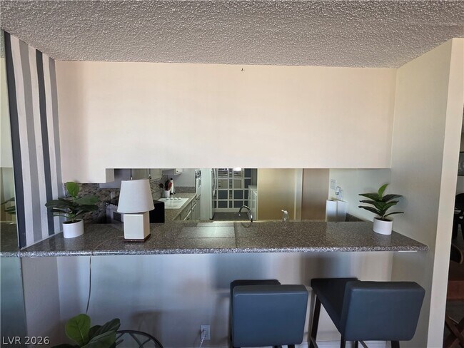 Foto del edificio - 750 S Royal Crest Cir