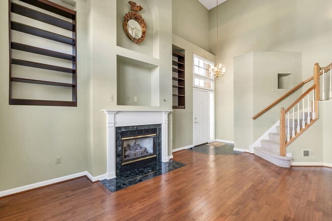 Building Photo - Immaculate 2 Bed 2.5 Bath Corner Unit, Con...