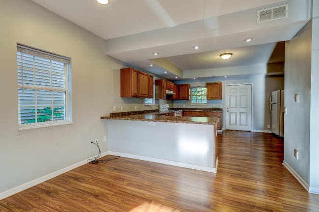 Building Photo - 3206 Pillsbury Ave