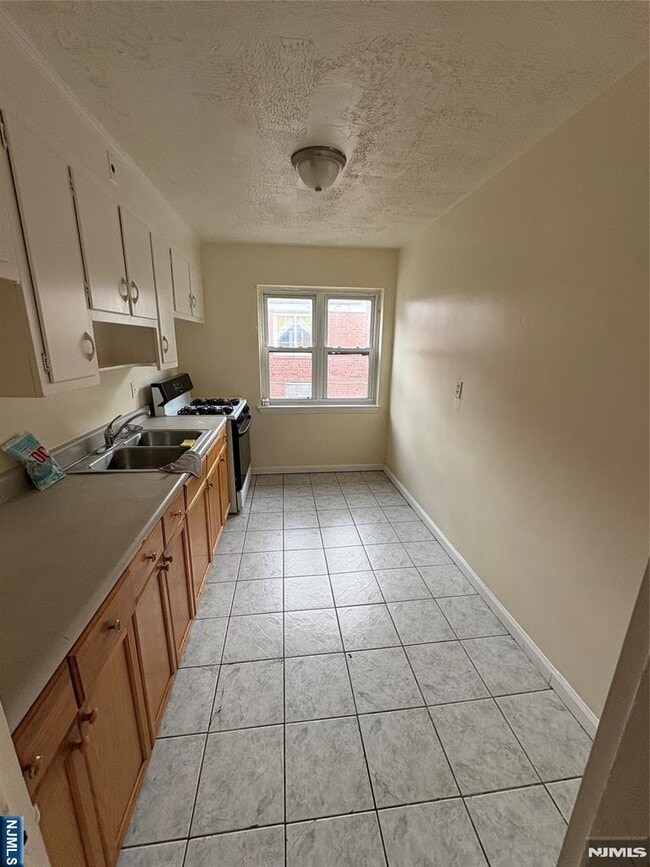 Building Photo - 138 Midland Pl
