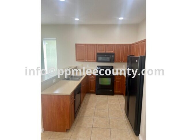 Building Photo - PRICE REDUCED!!  4 bedroom / 3.5 bathroom ...