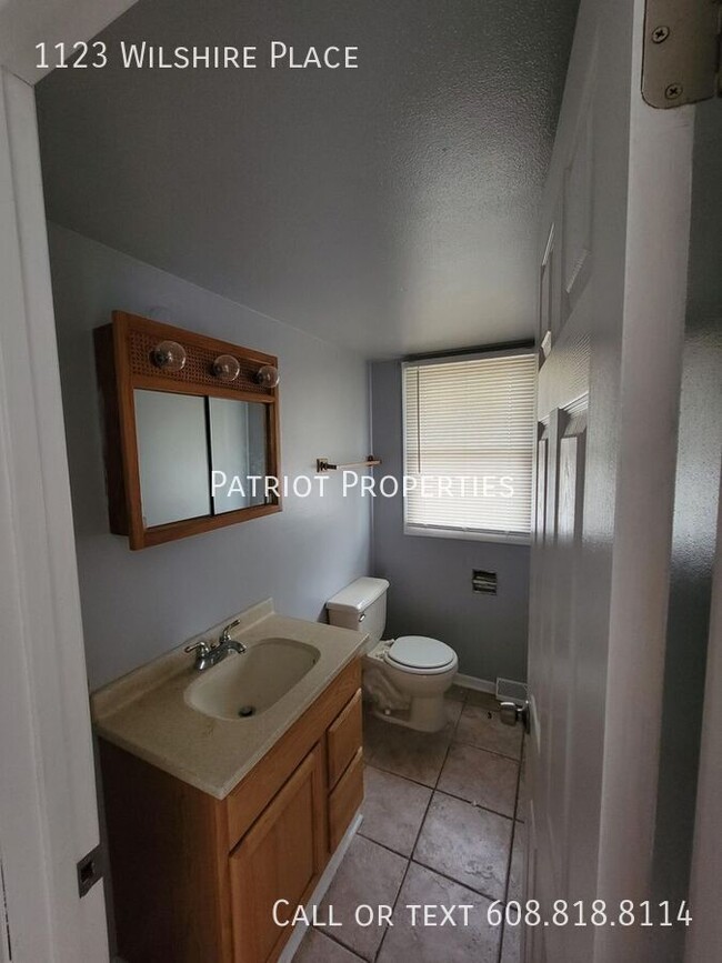 Foto del edificio - 3 Bed 1.5 Bath in Waukesha, WI