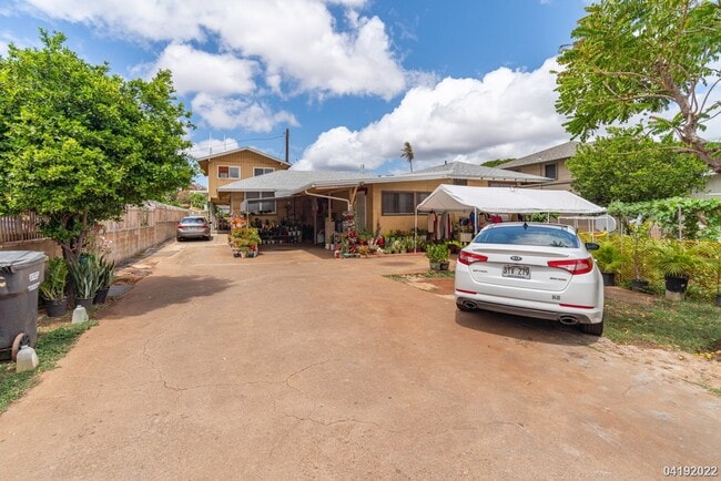 Building Photo - 2BR/1BA/2PKG in the Great location/ Waipah...