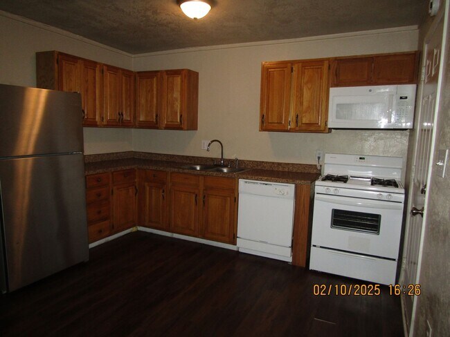 Foto del edificio - New listing! 3 bedrooms/1 bath/garage with carport