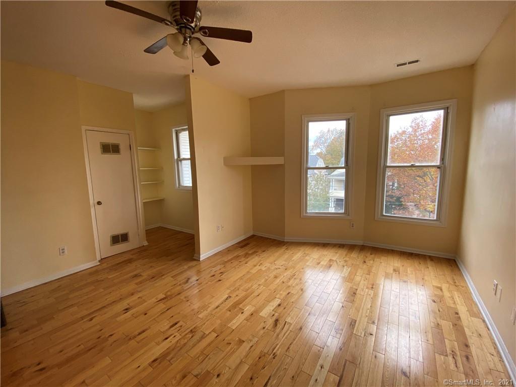 Building Photo - 923 Elm St