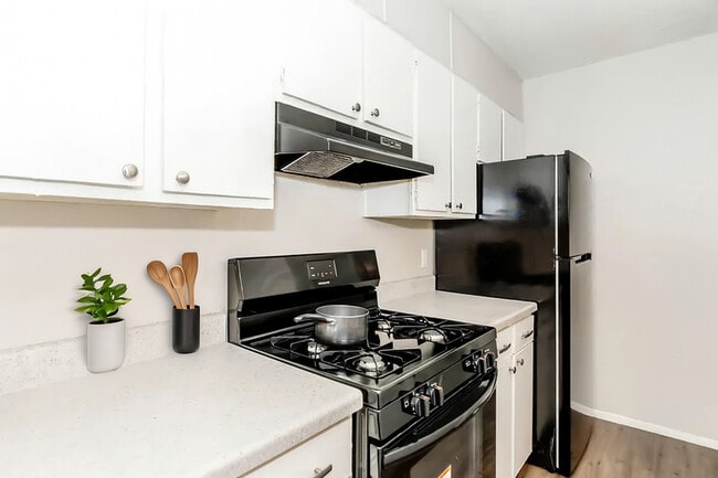 Building Photo - Scenic Pines Apartments