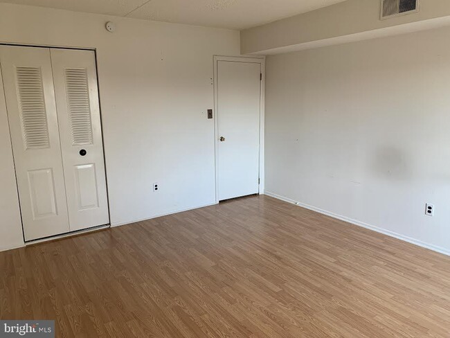Building Photo - 5200 Hilltop Dr