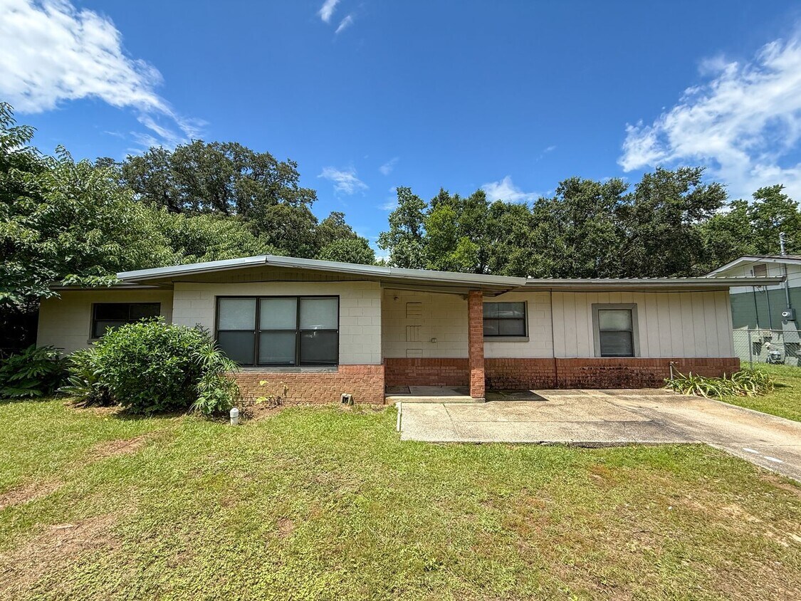 Foto principal - 3 bedroom 1.5 bath home with bonus room av...