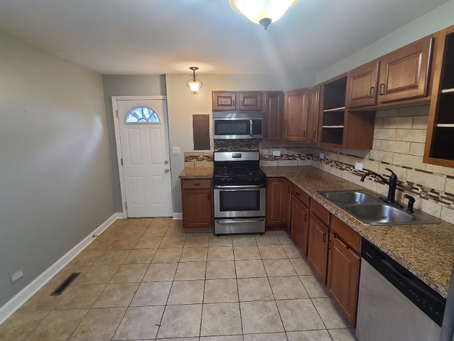 Building Photo - 202 E Streamwood Blvd