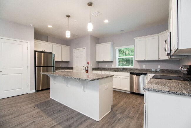 Building Photo - Luxury 6 Bedroom House - Walk to UF & Soro...