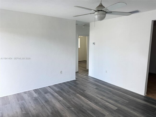 Foto del edificio - 5817 NW 37th St