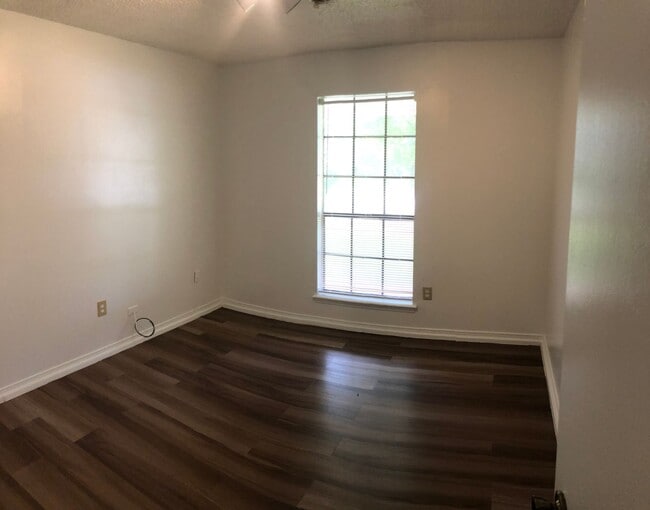 Building Photo - 110 Boxwood Pl N